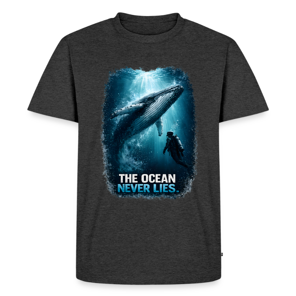 The Ocean Never Lies – Buckelwal mit Taucher | Männer Premium T-Shirt - Anthrazit meliert