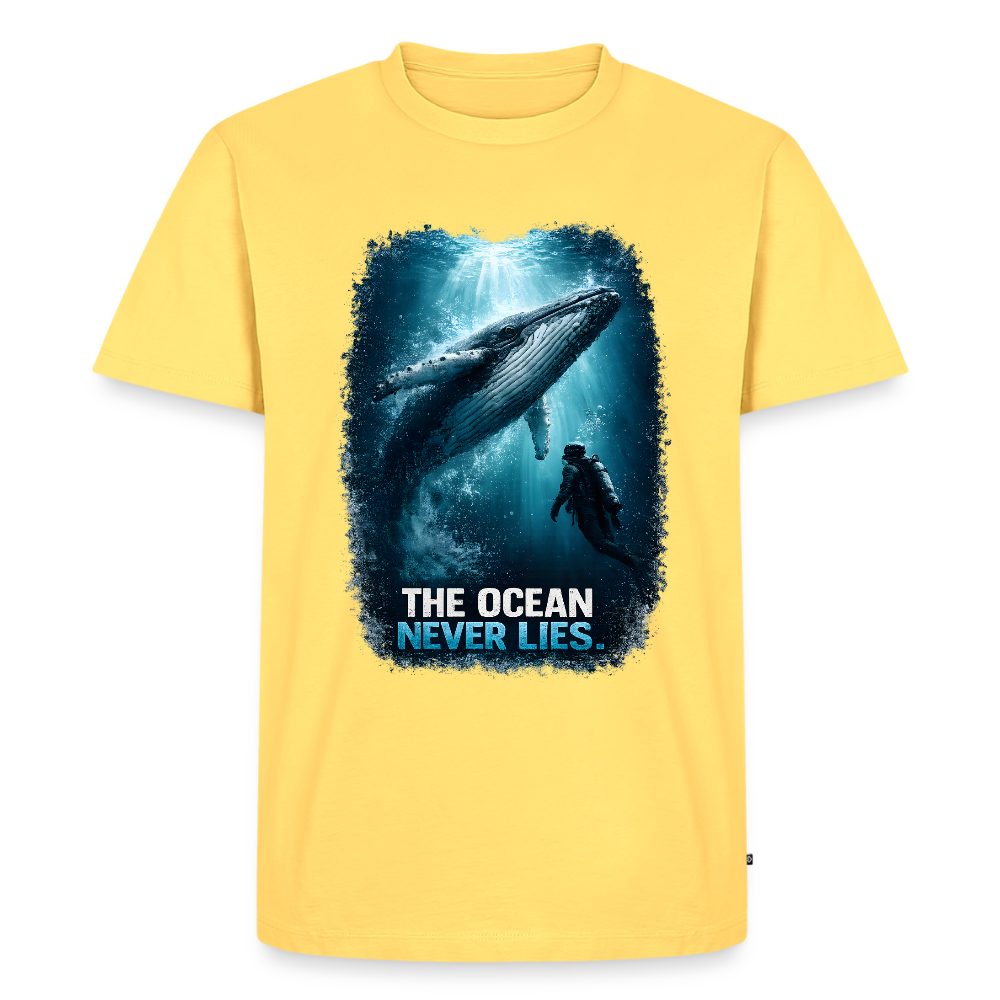 The Ocean Never Lies – Buckelwal mit Taucher | Männer Premium T-Shirt - Pastellgelb