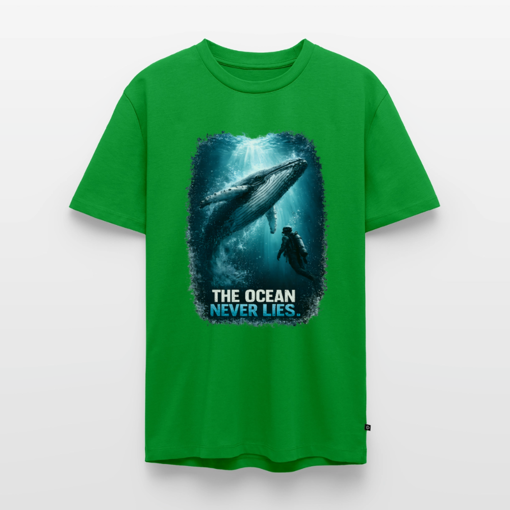The Ocean Never Lies – Buckelwal mit Taucher | Männer Premium T-Shirt - Grün