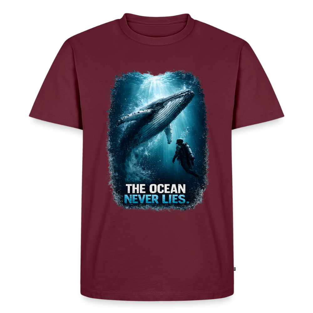 The Ocean Never Lies – Buckelwal mit Taucher | Männer Premium T-Shirt - Burgunderrot