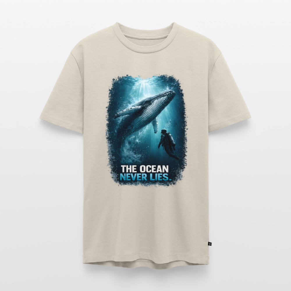 The Ocean Never Lies – Buckelwal mit Taucher | Männer Premium T-Shirt - Beige