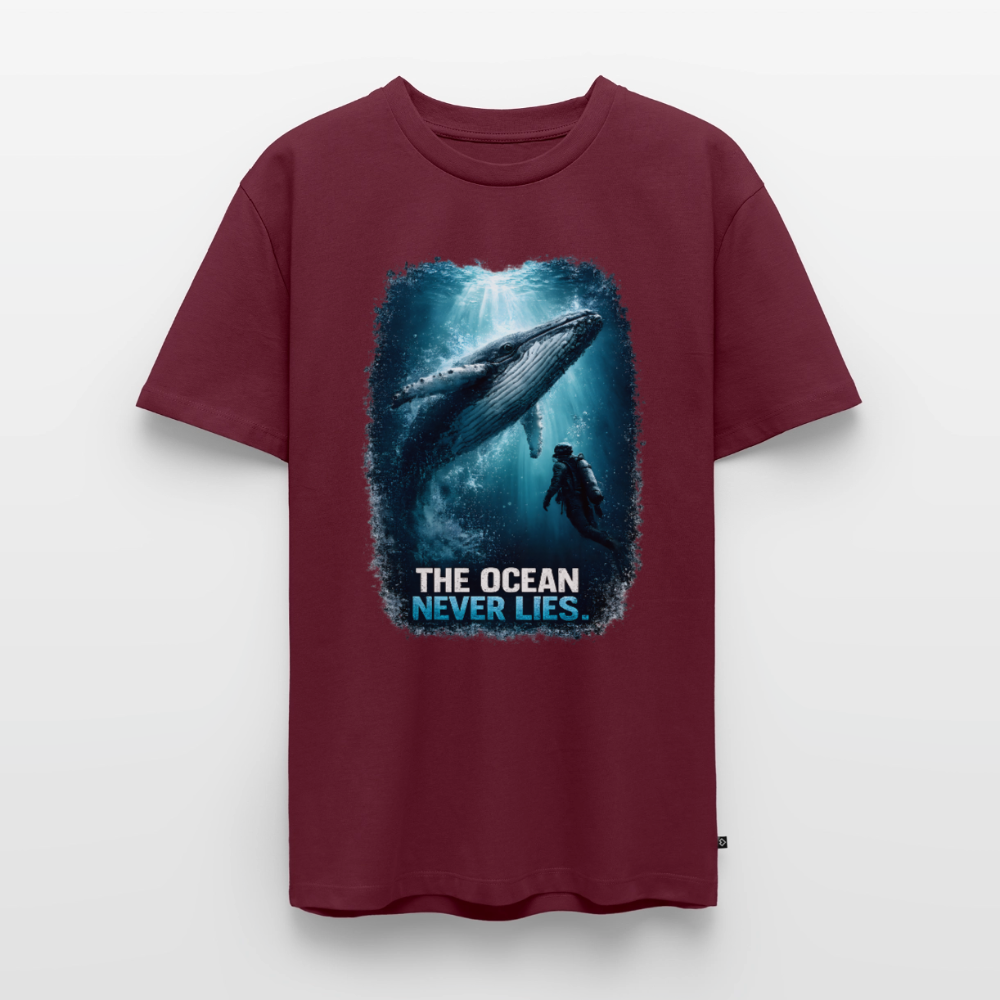 The Ocean Never Lies – Buckelwal mit Taucher | Männer Premium T-Shirt - Burgunderrot