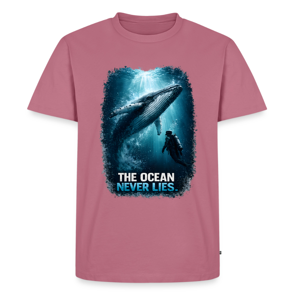 The Ocean Never Lies – Buckelwal mit Taucher | Männer Premium T-Shirt - Mauve