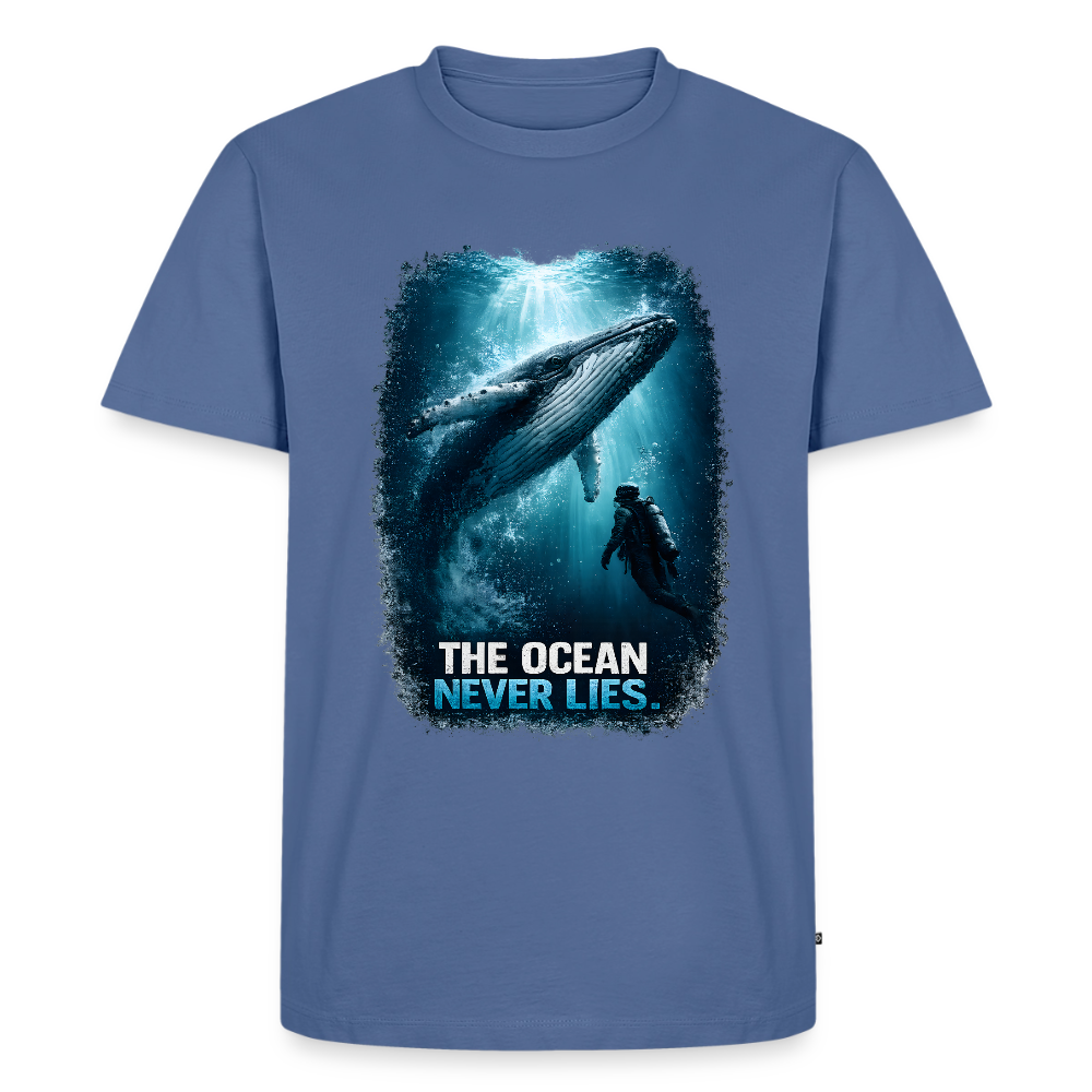 The Ocean Never Lies – Buckelwal mit Taucher | Männer Premium T-Shirt - Taubenblau