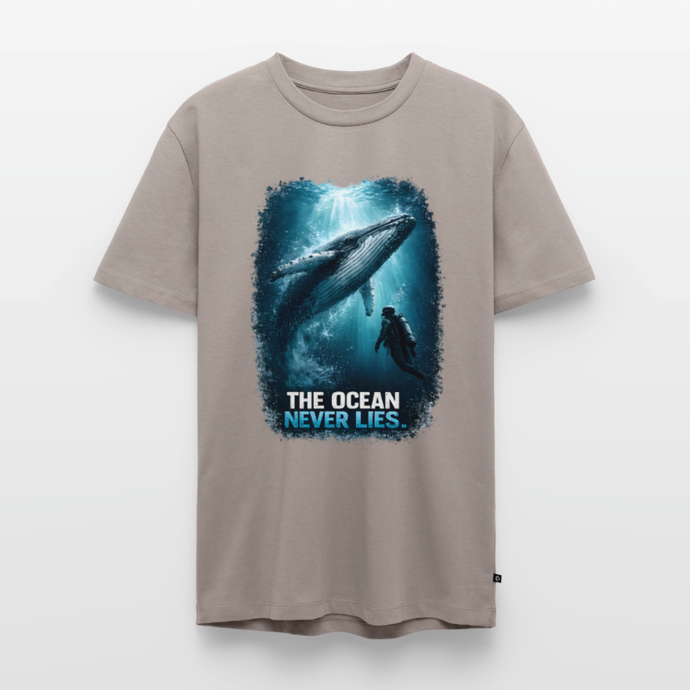 The Ocean Never Lies – Buckelwal mit Taucher | Männer Premium T-Shirt - Taupe