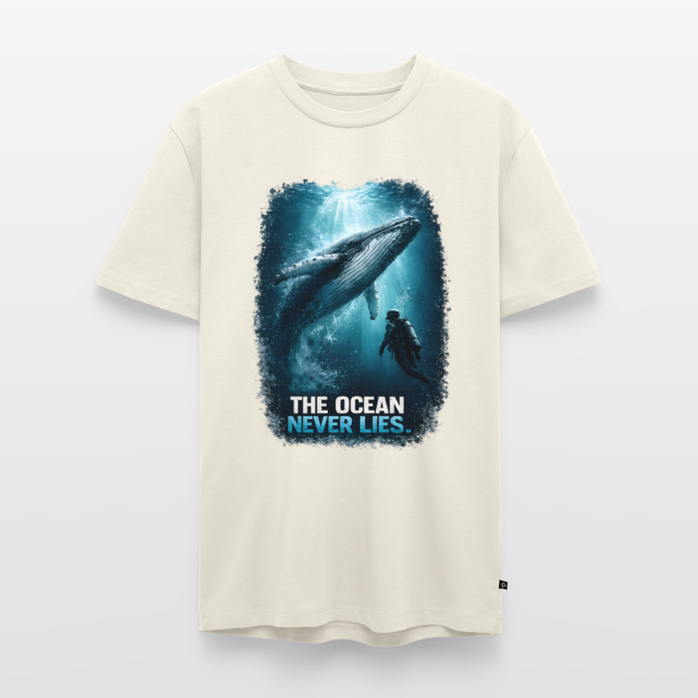 The Ocean Never Lies – Buckelwal mit Taucher | Männer Premium T-Shirt - Naturweiß