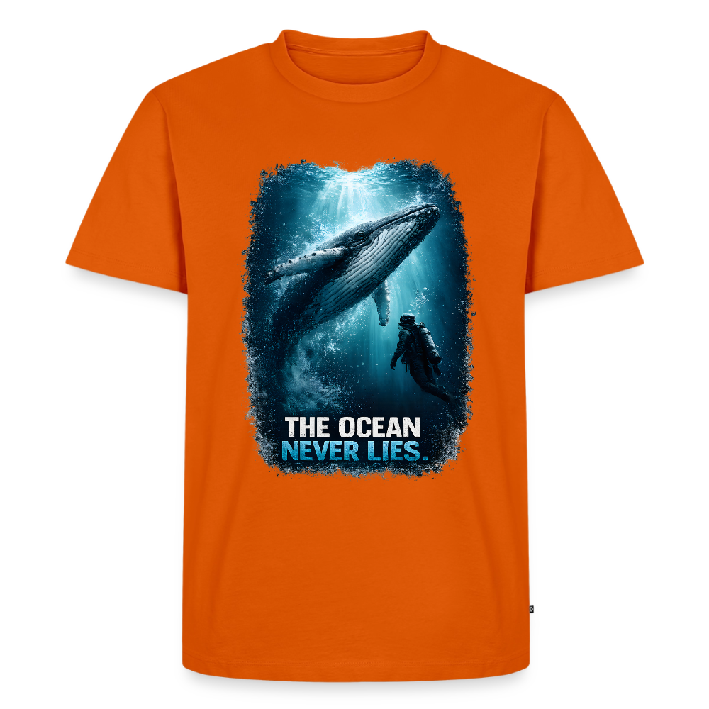 The Ocean Never Lies – Buckelwal mit Taucher | Männer Premium T-Shirt - Orange 
