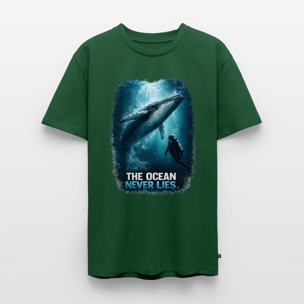 The Ocean Never Lies – Buckelwal mit Taucher | Männer Premium T-Shirt - Flaschengrün