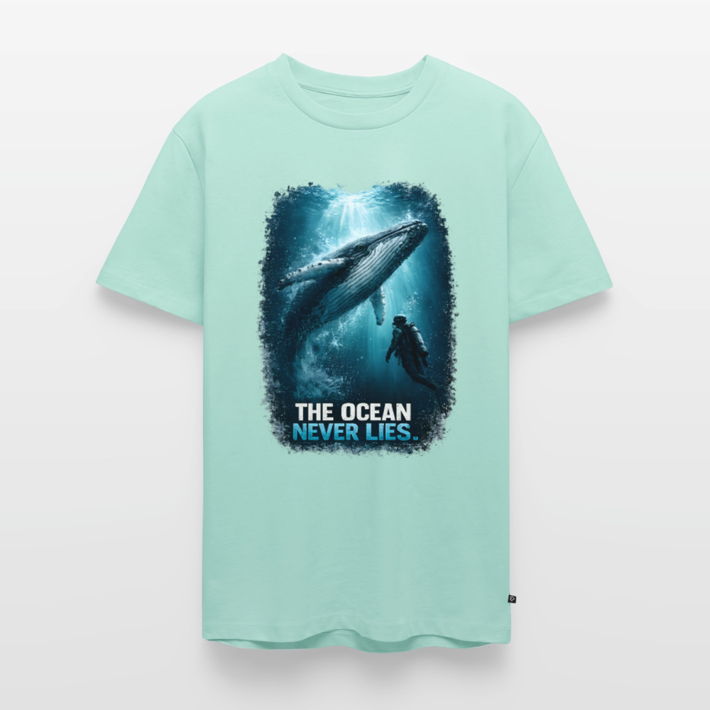 The Ocean Never Lies – Buckelwal mit Taucher | Männer Premium T-Shirt - Mint 
