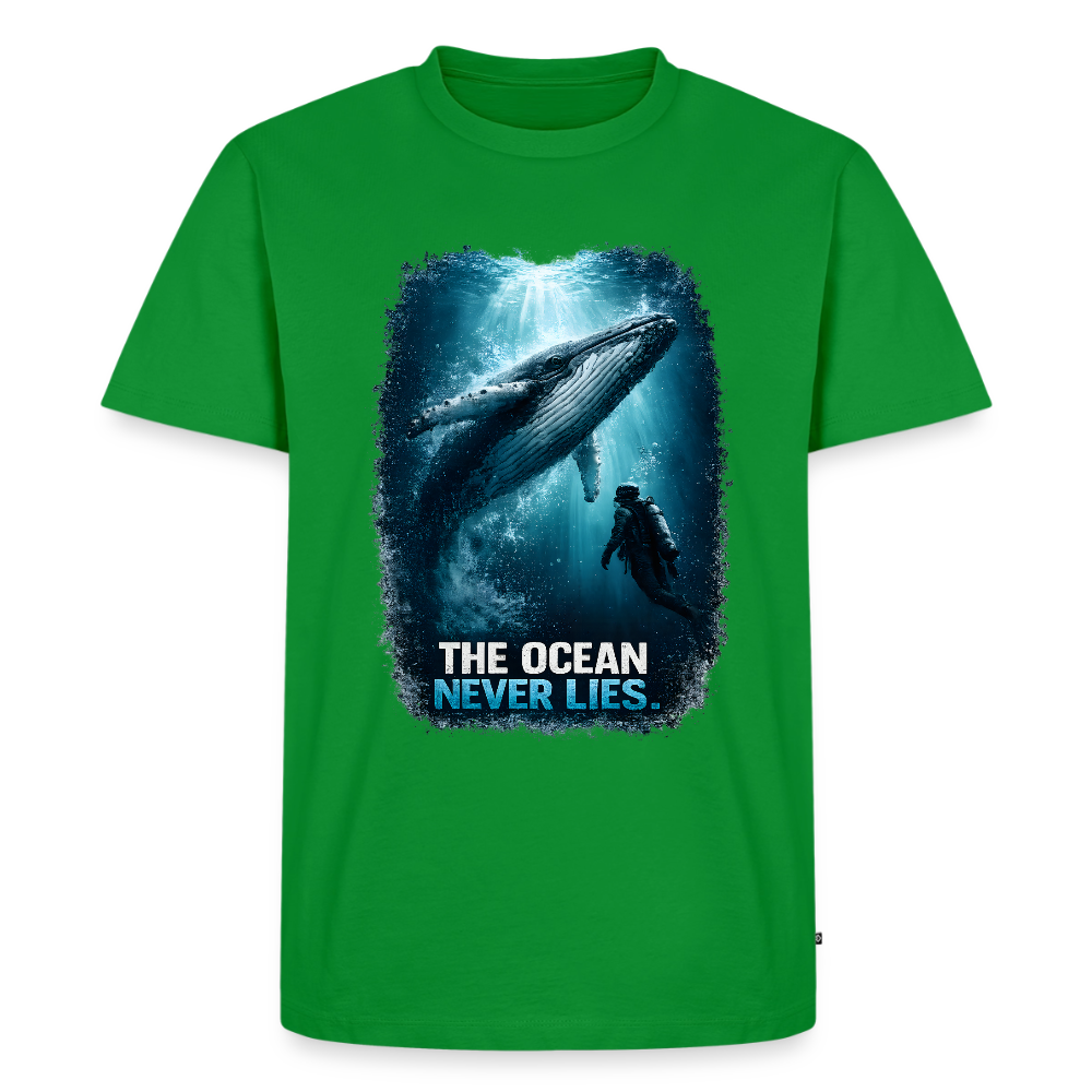 The Ocean Never Lies – Buckelwal mit Taucher | Männer Premium T-Shirt - Grün