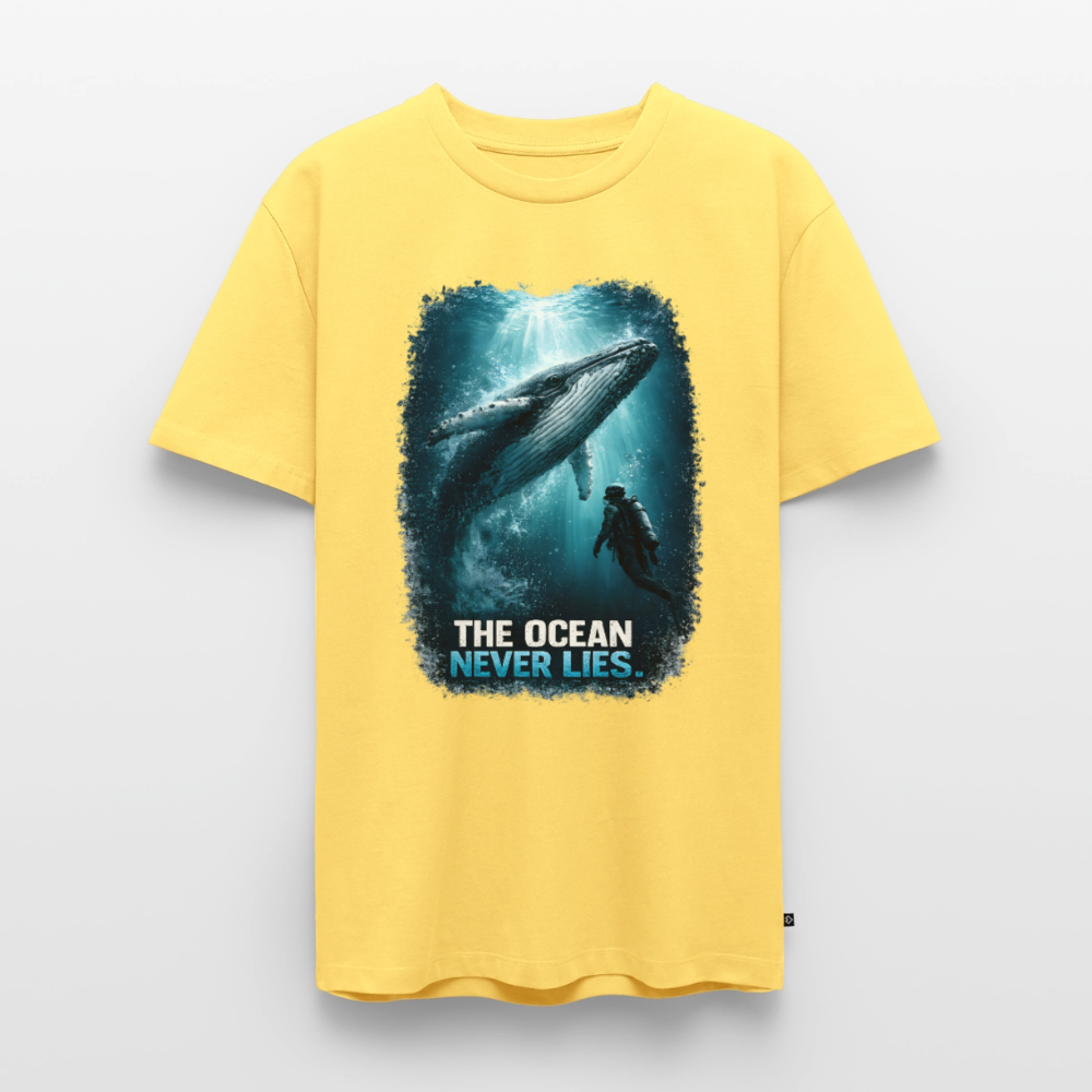 The Ocean Never Lies – Buckelwal mit Taucher | Männer Premium T-Shirt - Pastellgelb