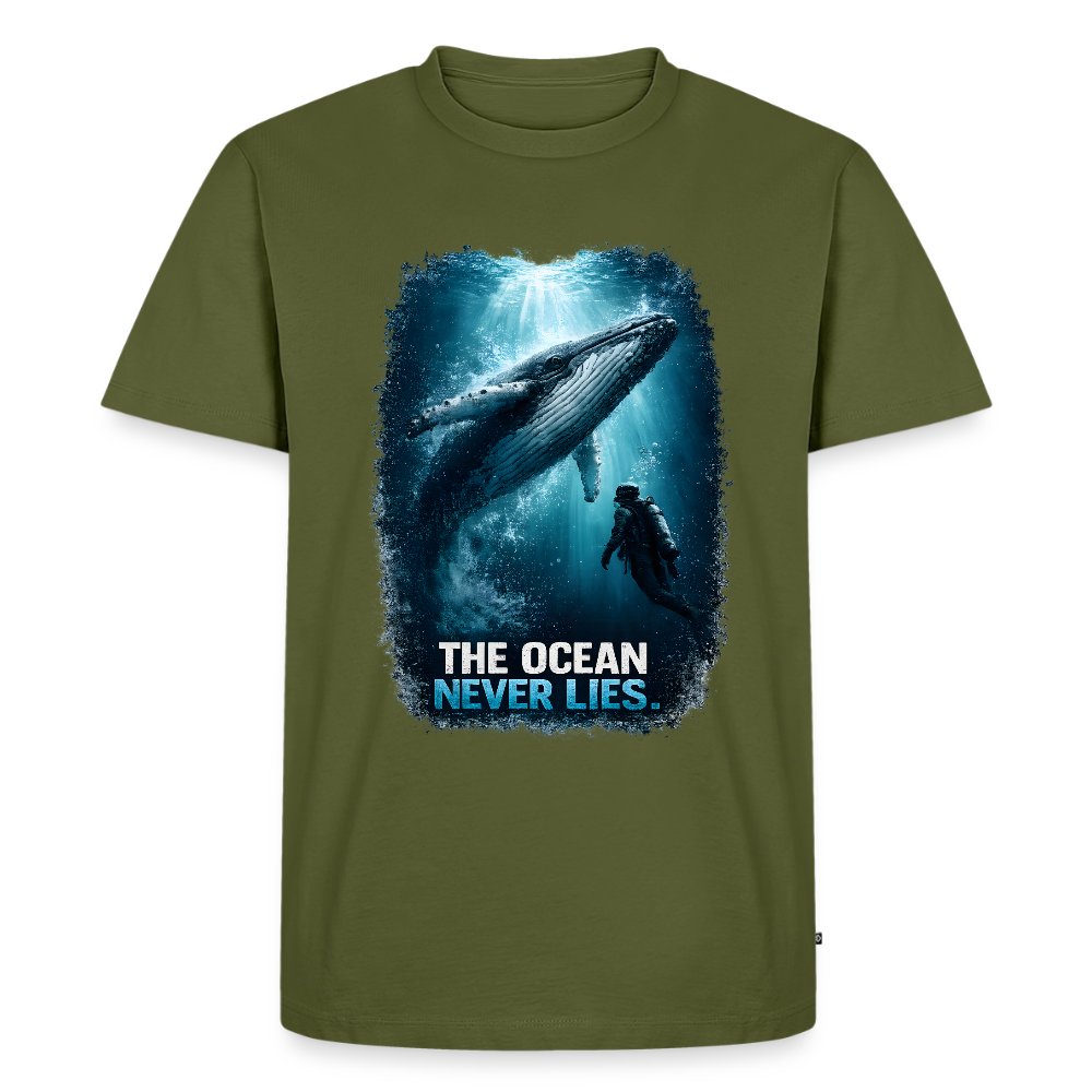 The Ocean Never Lies – Buckelwal mit Taucher | Männer Premium T-Shirt - Khaki