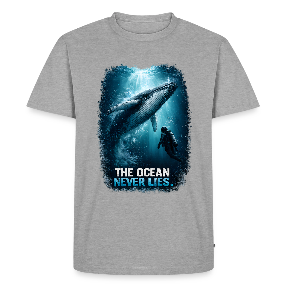 The Ocean Never Lies – Buckelwal mit Taucher | Männer Premium T-Shirt - Grau meliert