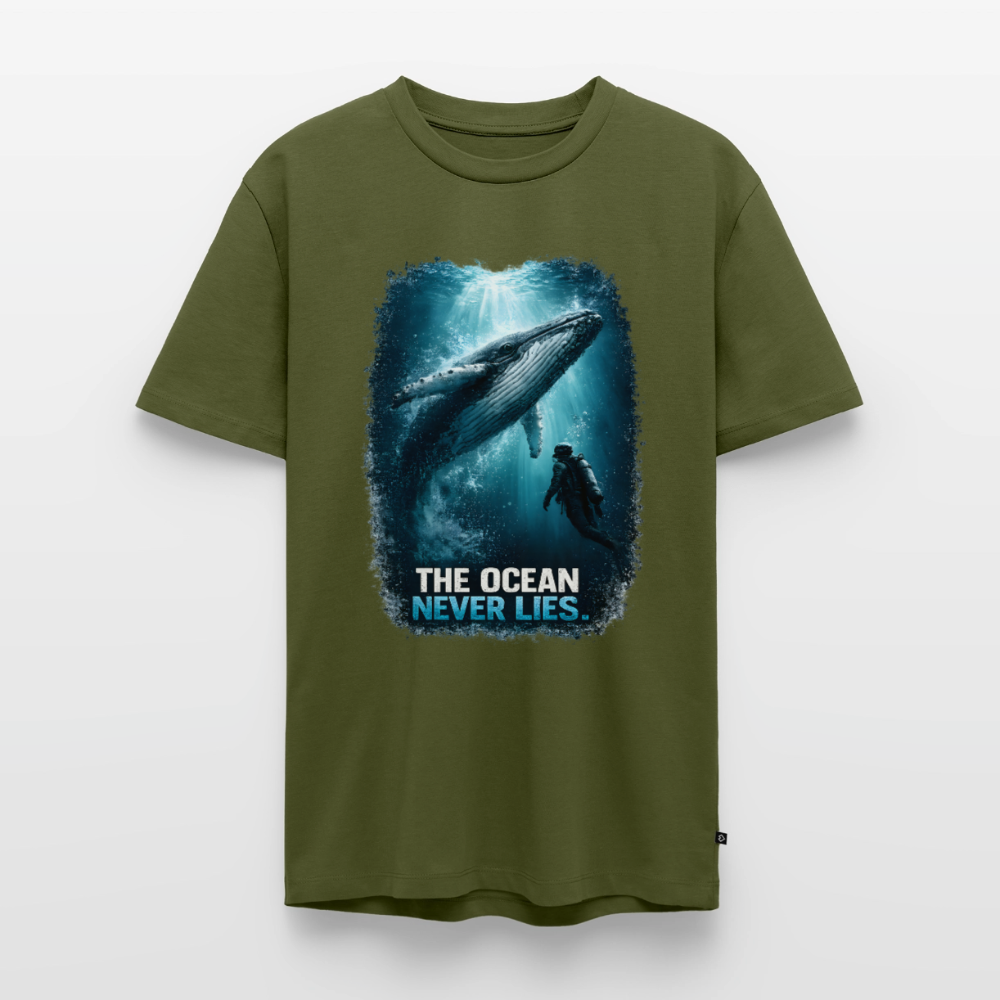 The Ocean Never Lies – Buckelwal mit Taucher | Männer Premium T-Shirt - Khaki