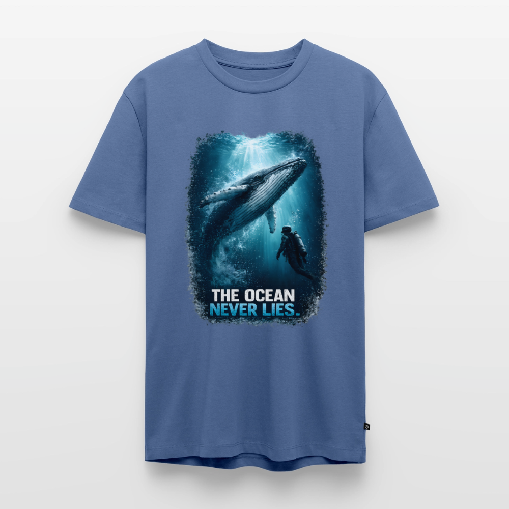 The Ocean Never Lies – Buckelwal mit Taucher | Männer Premium T-Shirt - Taubenblau