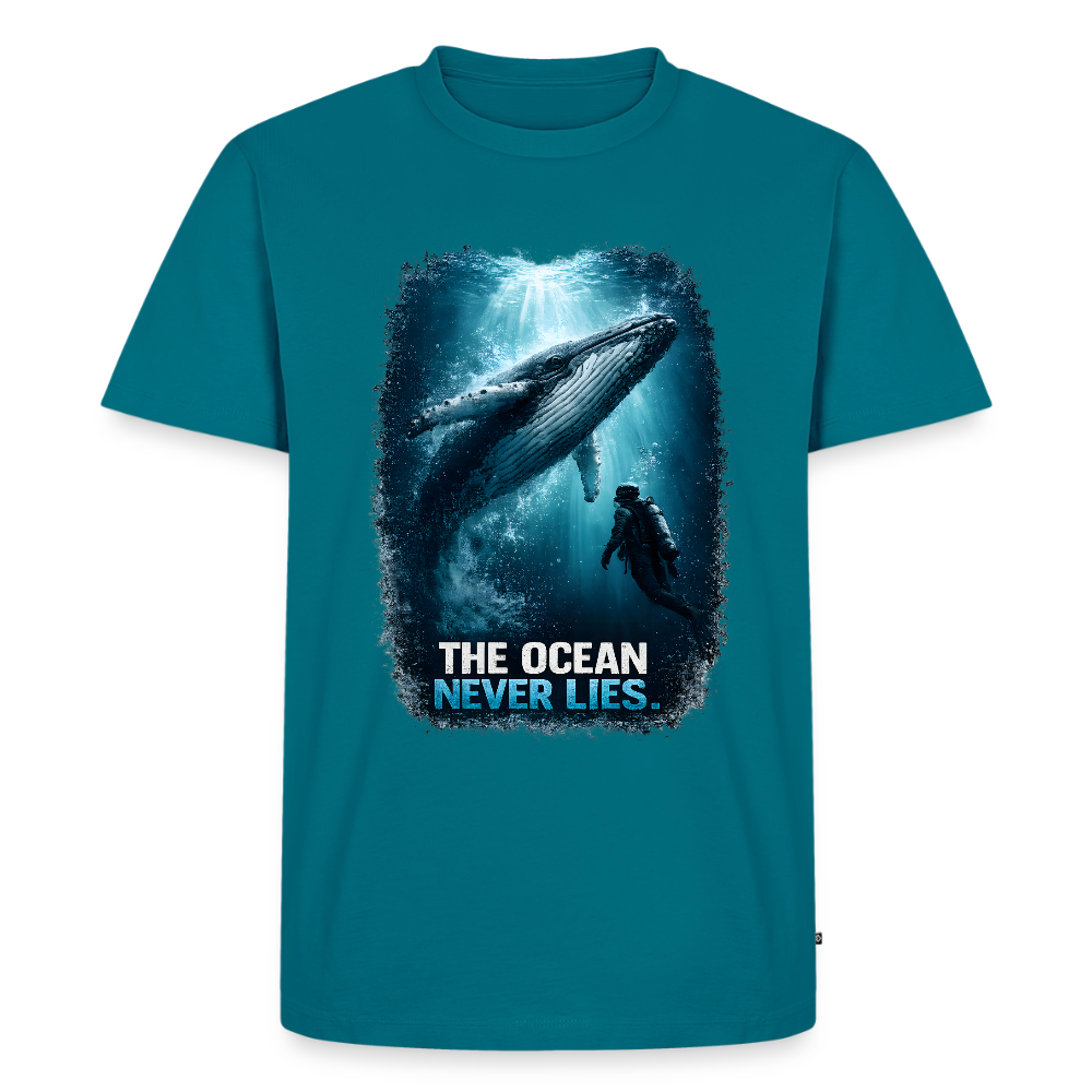 The Ocean Never Lies – Buckelwal mit Taucher | Männer Premium T-Shirt - Petrol