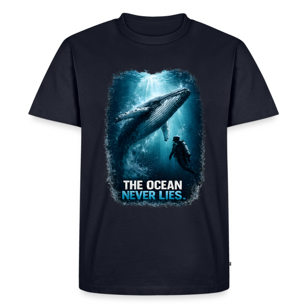 The Ocean Never Lies – Buckelwal mit Taucher | Männer Premium T-Shirt - Navy