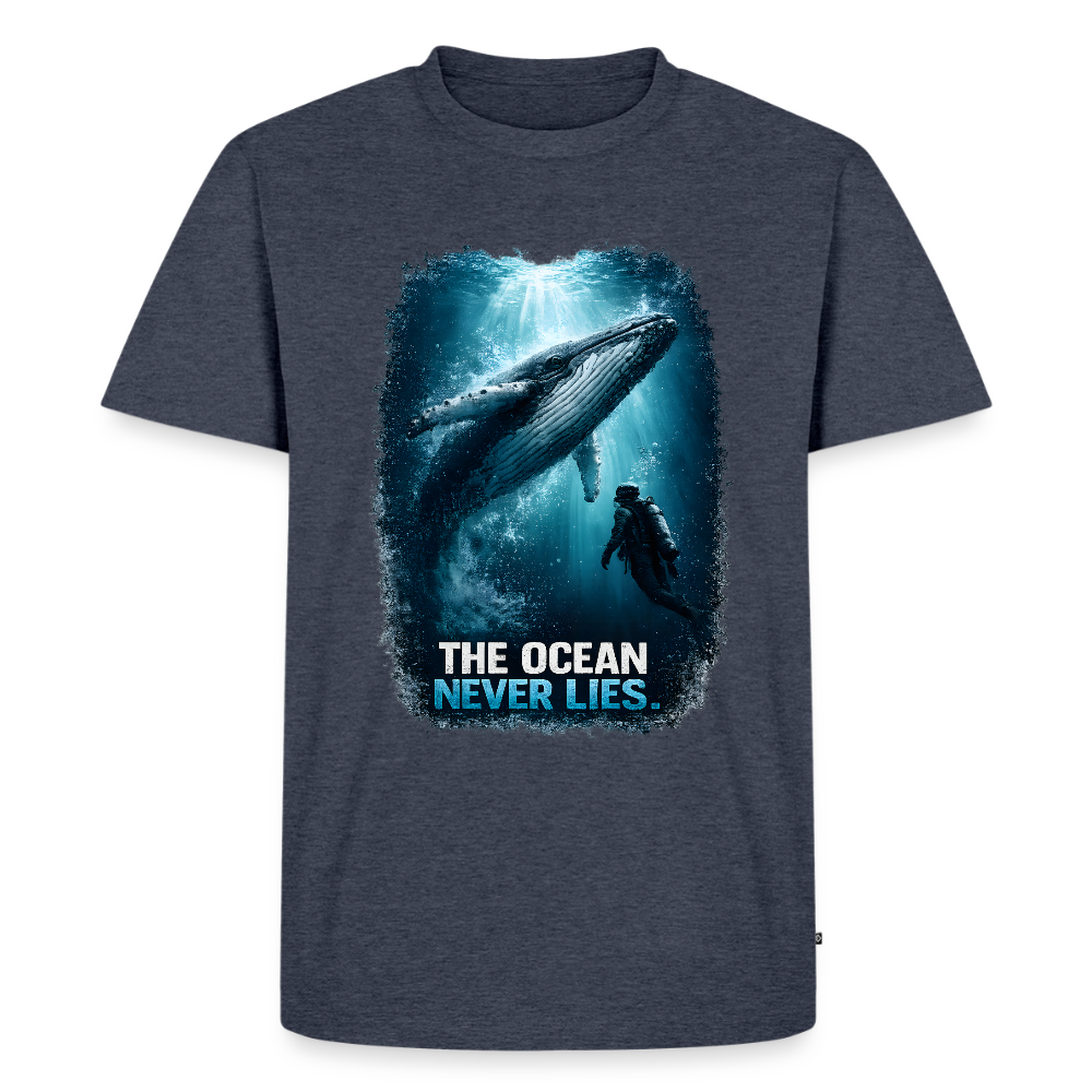 The Ocean Never Lies – Buckelwal mit Taucher | Männer Premium T-Shirt - Jeansblau 