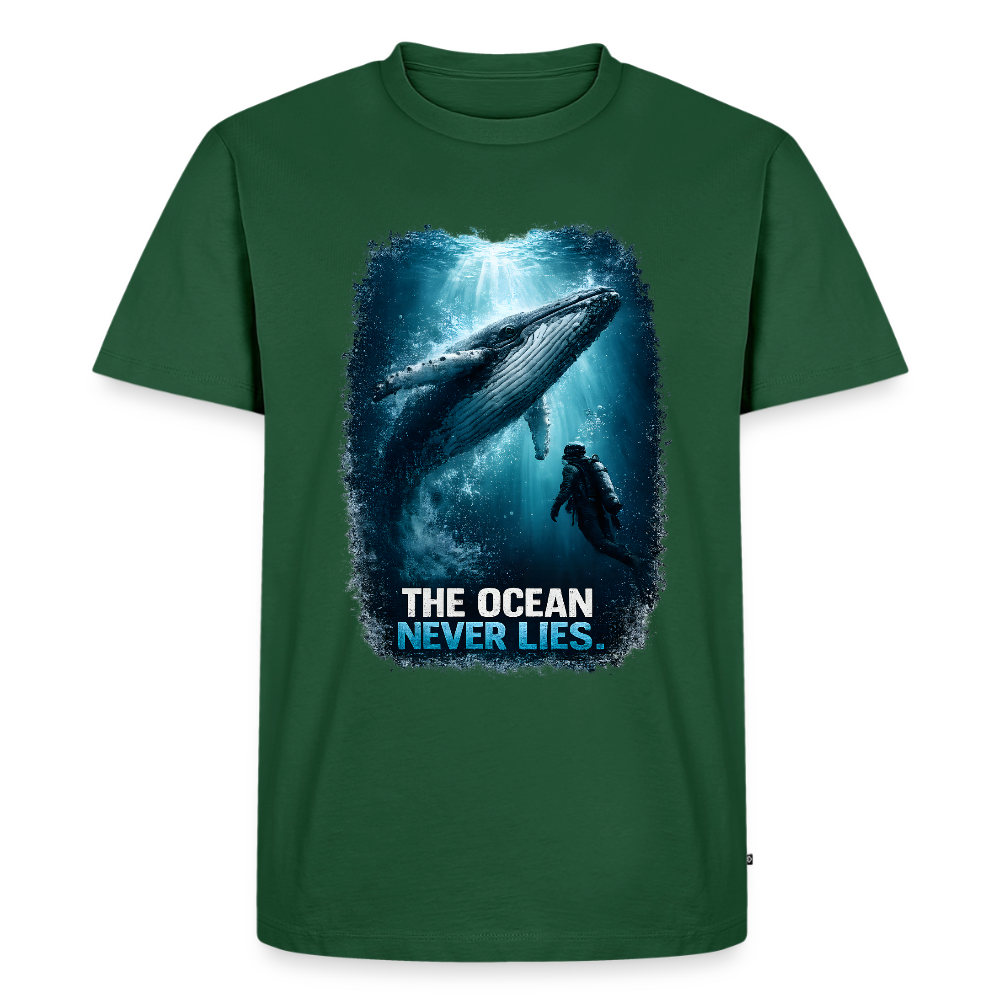 The Ocean Never Lies – Buckelwal mit Taucher | Männer Premium T-Shirt - Flaschengrün