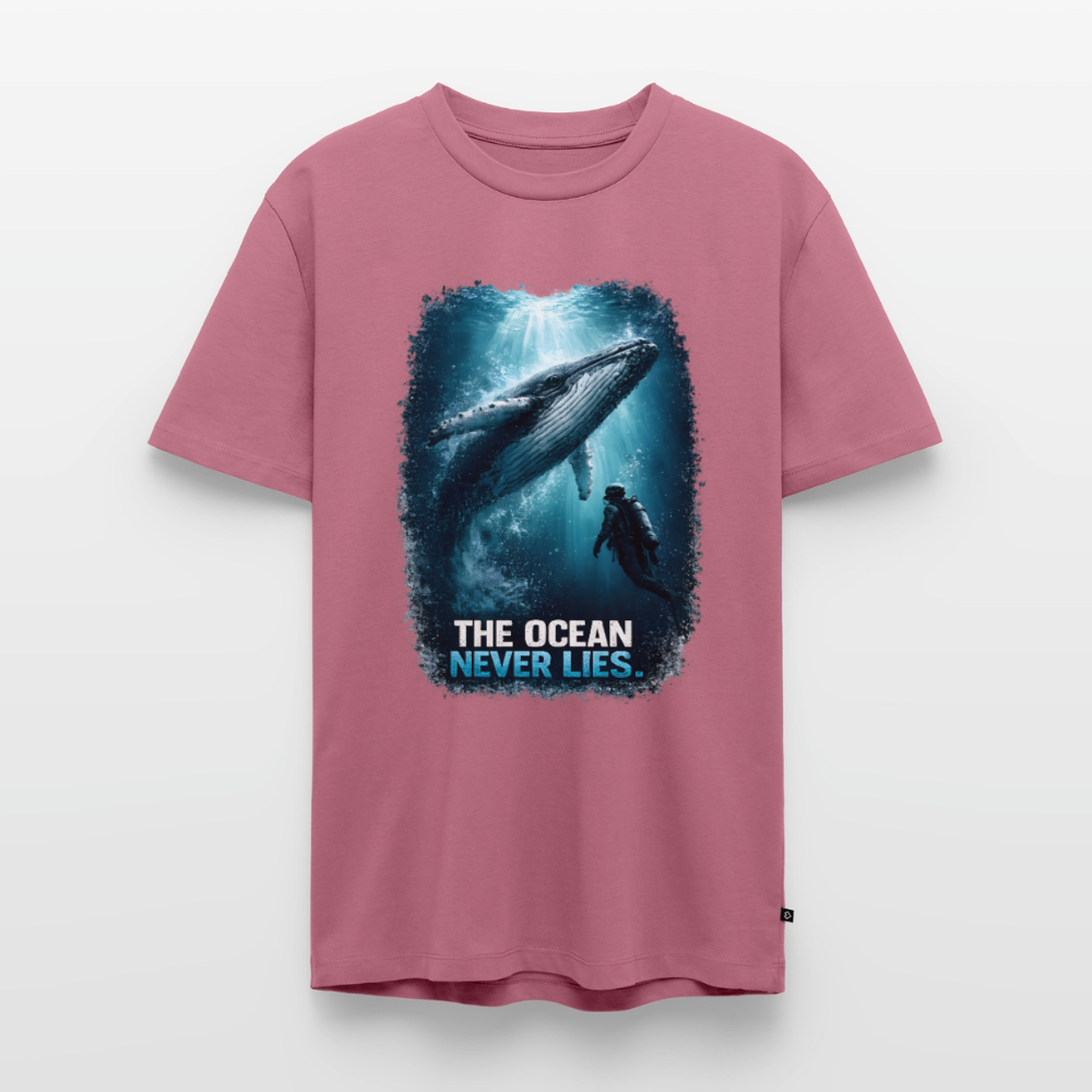The Ocean Never Lies – Buckelwal mit Taucher | Männer Premium T-Shirt - Mauve
