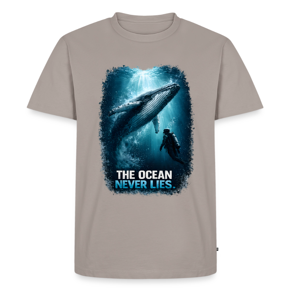 The Ocean Never Lies – Buckelwal mit Taucher | Männer Premium T-Shirt - Taupe