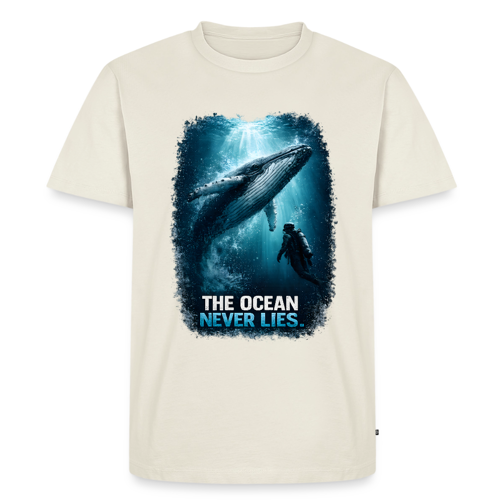 The Ocean Never Lies – Buckelwal mit Taucher | Männer Premium T-Shirt - Naturweiß