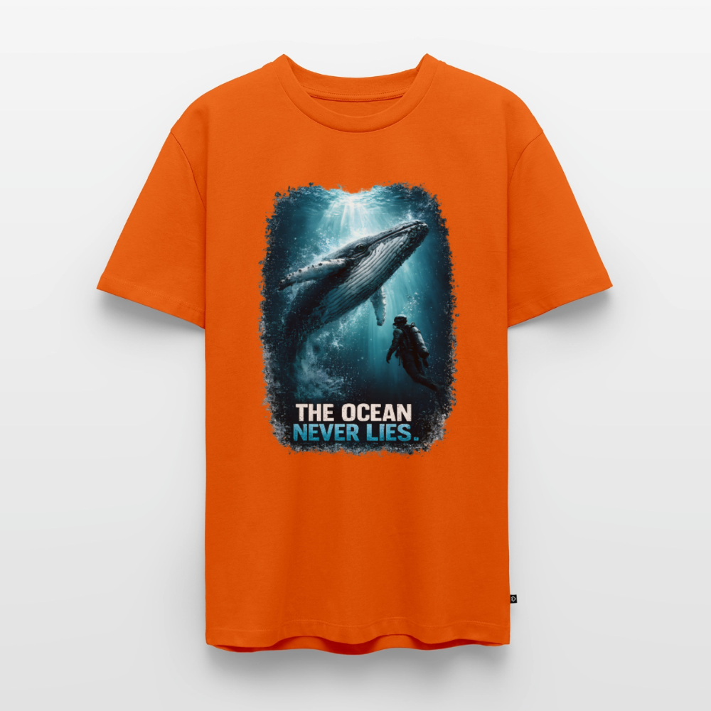 The Ocean Never Lies – Buckelwal mit Taucher | Männer Premium T-Shirt - Orange 